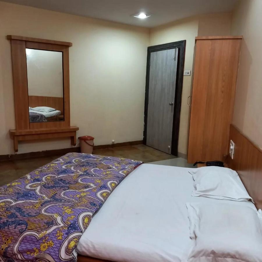 Sharan Hotel Ширди Екстериор снимка
